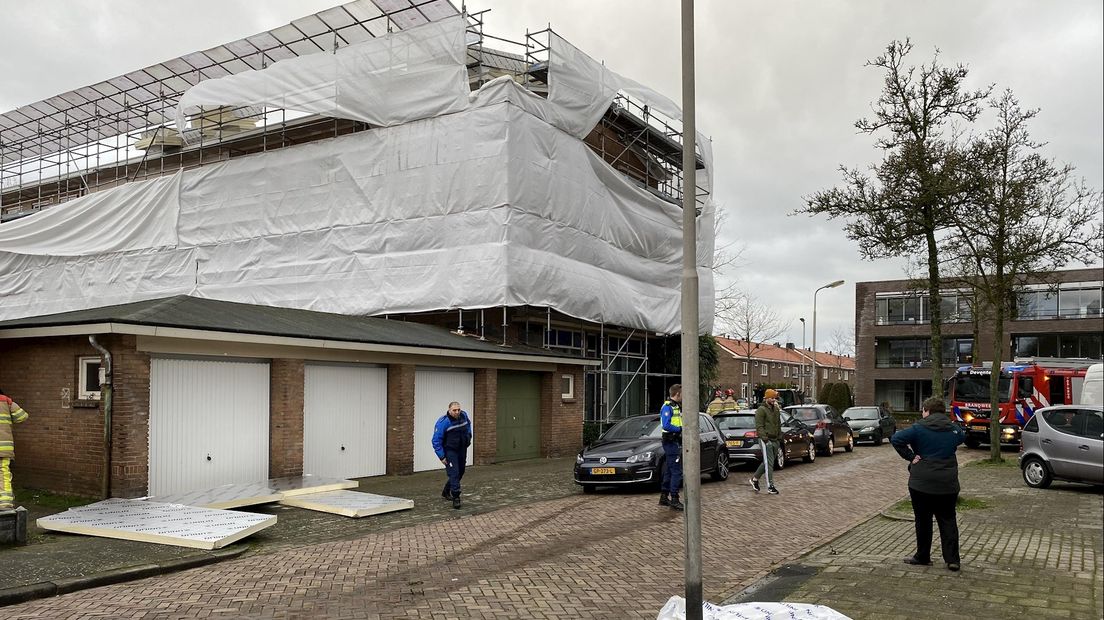 Isolatieplaten waaien van steiger in Deventer