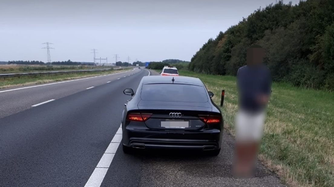 Slapende man betrapt in zijn auto