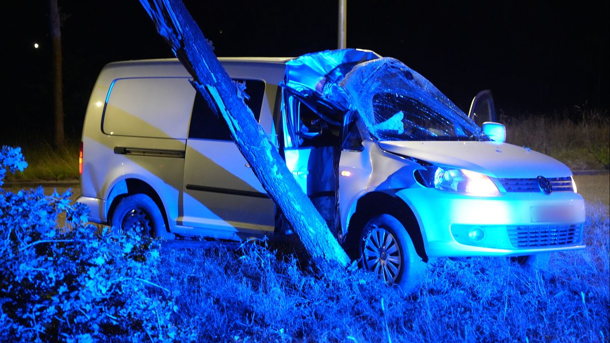 112 Nieuws: Busje rijdt tegen boom in Zwolle | Hard ten val na feesten in Heino