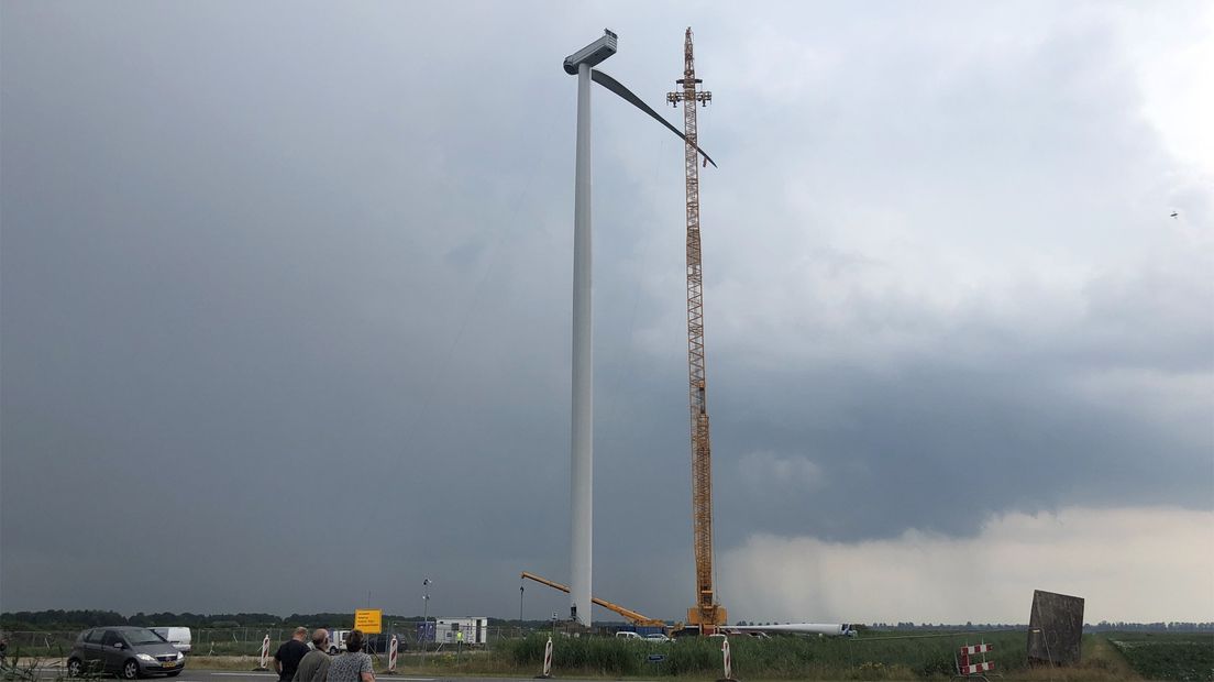 De eerste windmolen in Drentse Monden en Oostermoer in aanbouw