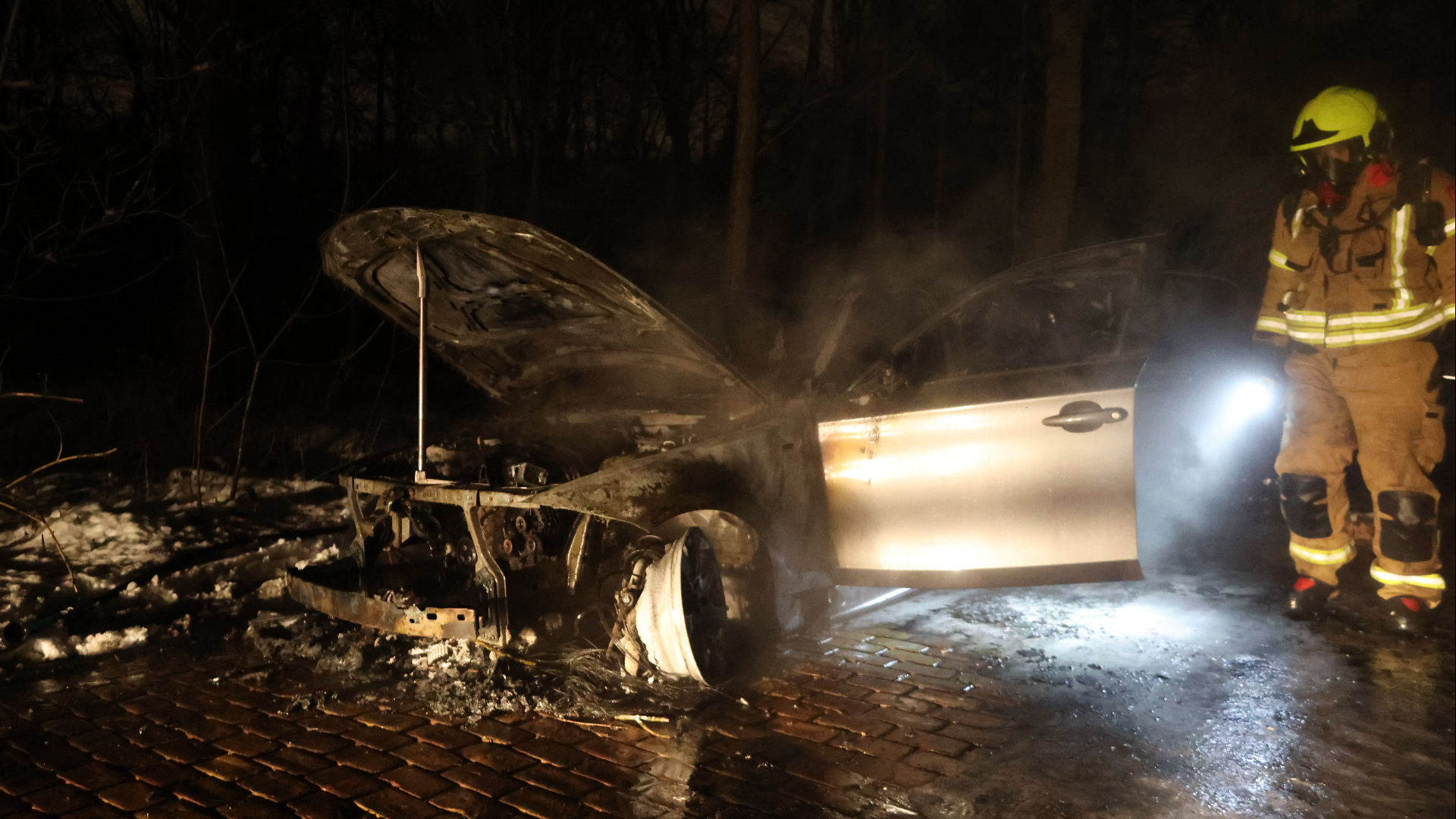 Op beelden is te zien dat de complete motor is verwoest en dat de linkervoorband is opgebrand.