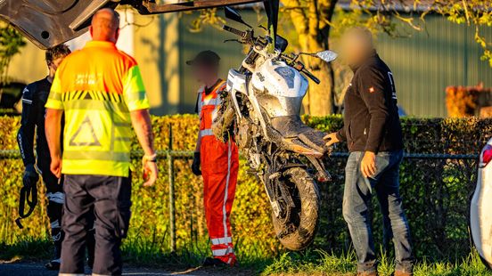 Motorrijder gewond na crash in sloot
