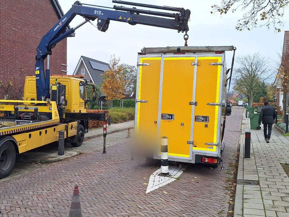 Het bezorgbusje reed zich vast boven een paaltje