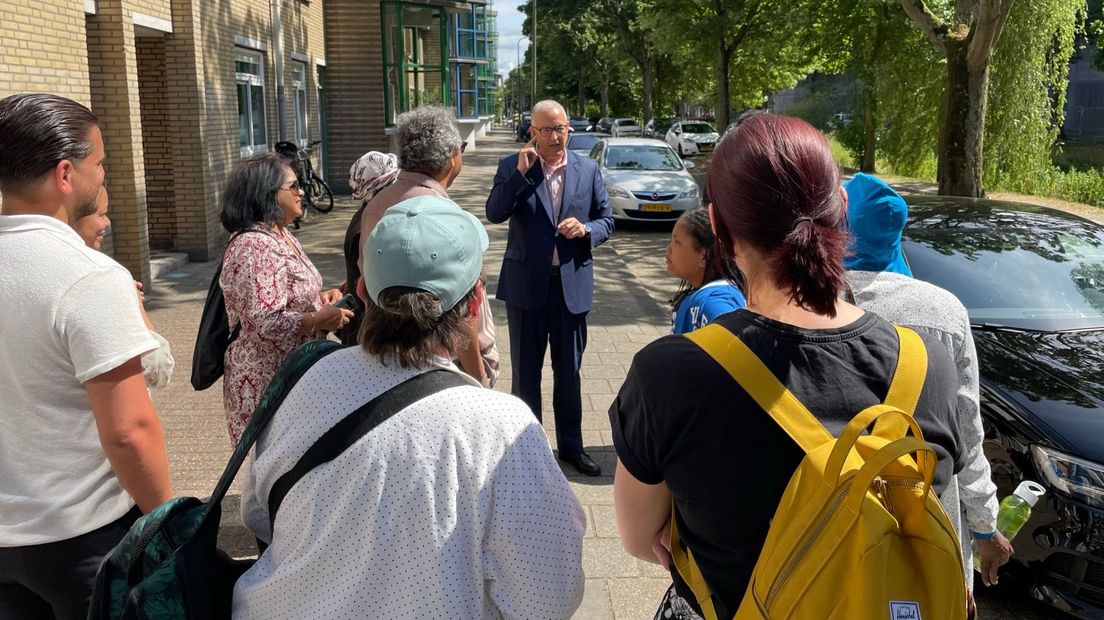 Rotterdamse burgemeester in gesprek met inwoners van Molenwijk