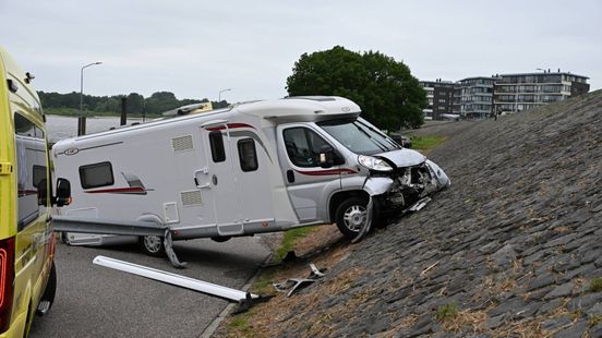 Camper klapt op dijk, bestuurder naar het ziekenhuis