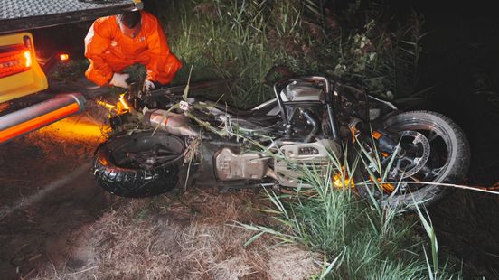 Motorongeluk bij Nijeveen: bestuurder gewond na val in sloot. Motorongeluk bij Nijeveen: bestuurder gewond na val in sloot.