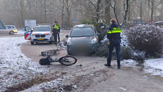 Auto glijdt van de weg en raakt scholieren