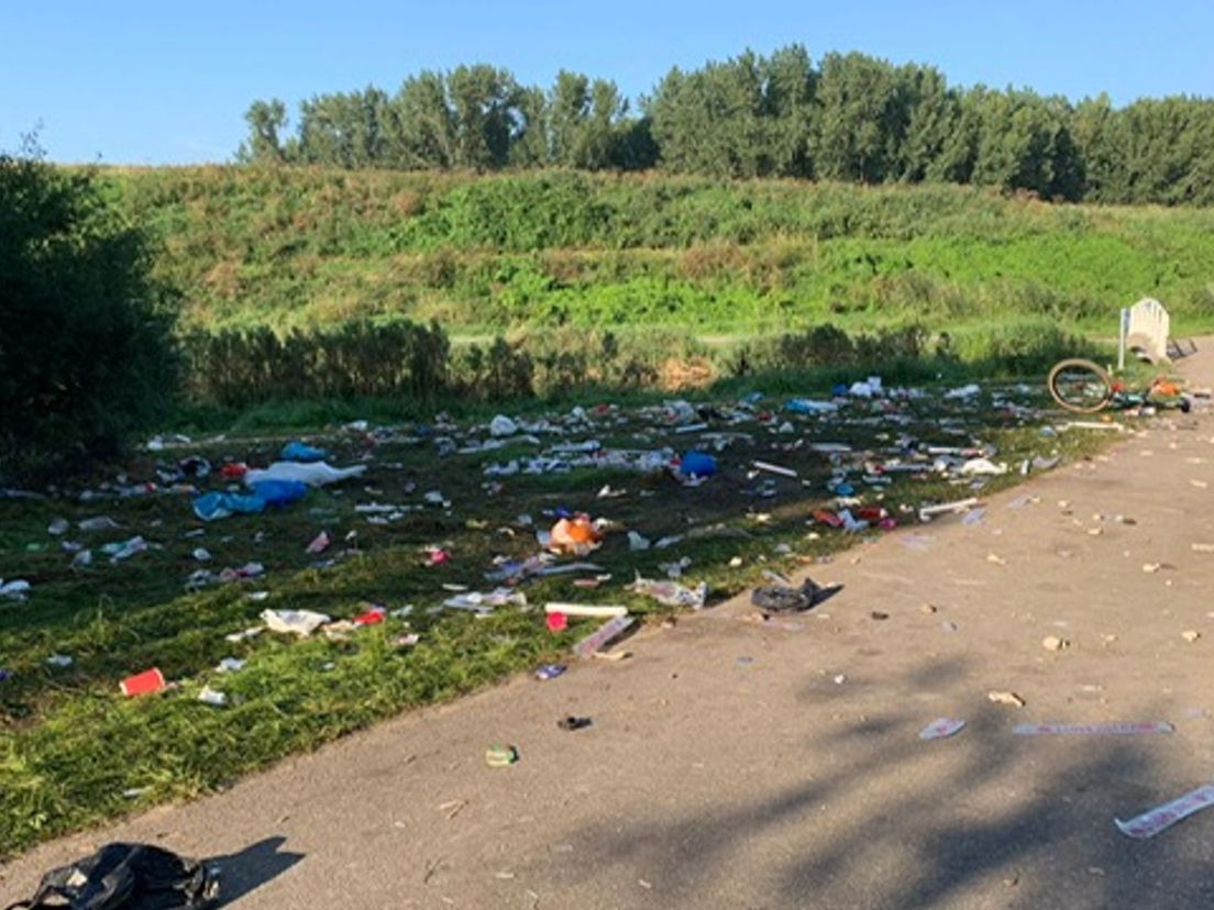 Puinhoop in het Hoge Bergse Bos na feestje