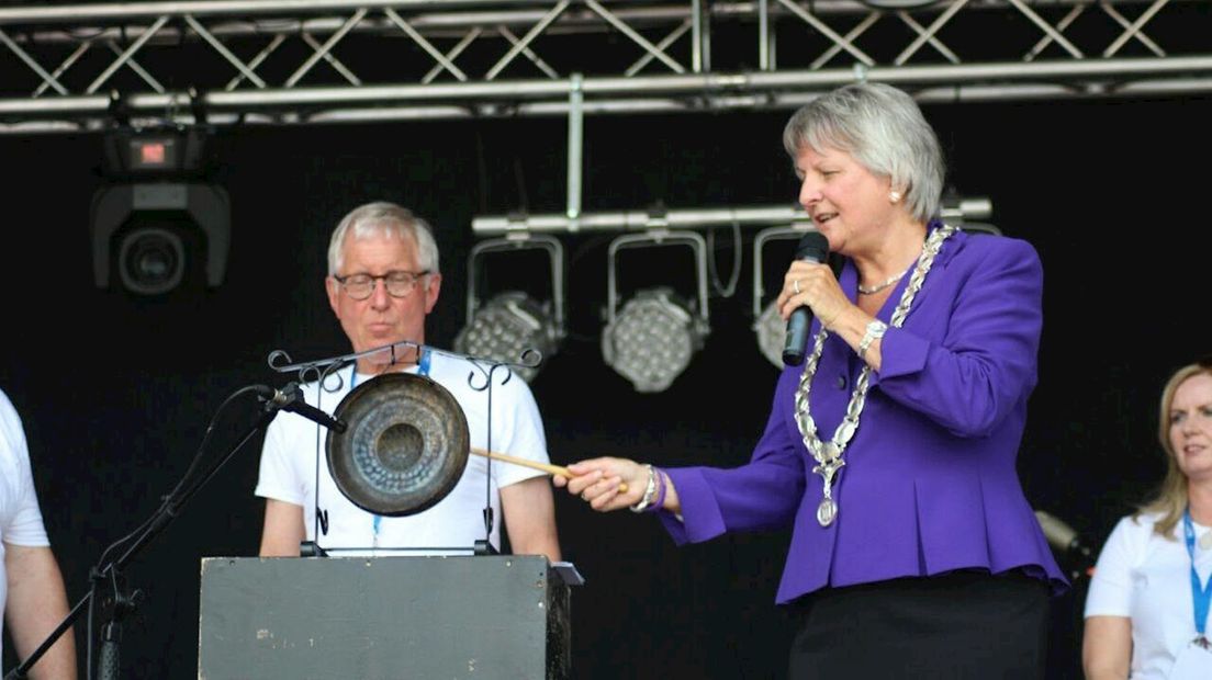 Burgemeester Van der Kolk geeft startsein SamenLoop Voor Hoop