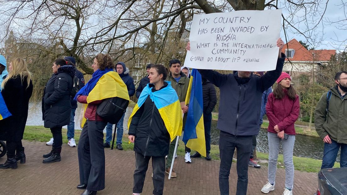 De groep demonstranten groeit in de loop van de ochtend steeds verder