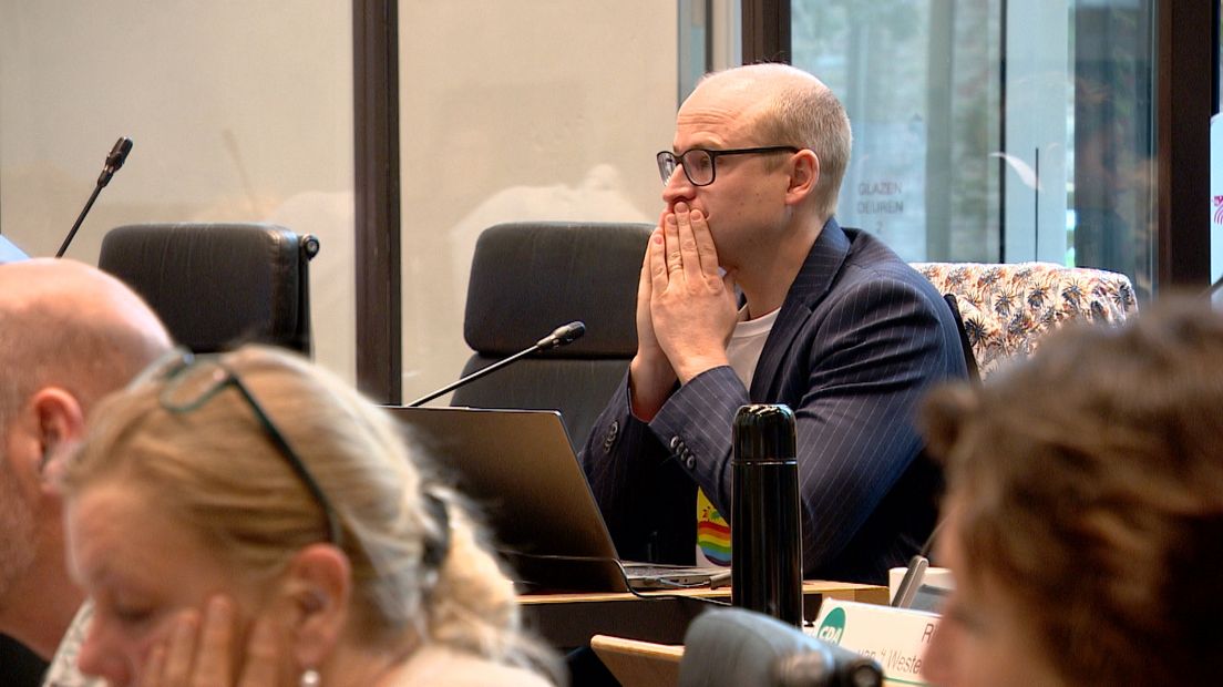Wouter Versluijs van D66 tijdens het debat over het Regenboogakkoord in Provinciale Staten van Zeeland