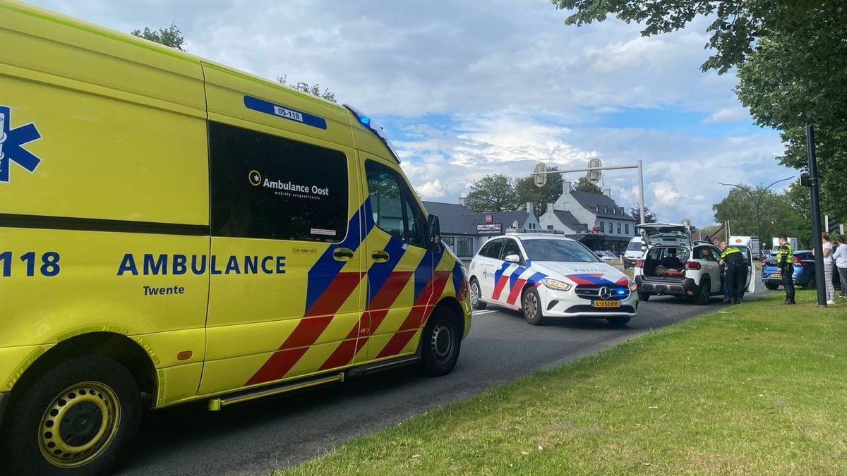 Gewonde bij ongeluk met drie auto's in Hengelo, Oldenzaalsestraat dicht