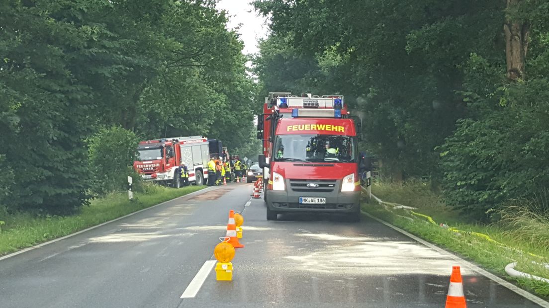 De brandweerkorpsen uit Doetinchem en Eibergen zijn sinds zaterdagavond net over de grens in Duitsland aan het pompen om te voorkomen dat boerderijen langs de Aa-strang in Breels bij Anholt onder water lopen. De toegangswegen naar de boerderijen staan al onder water.
