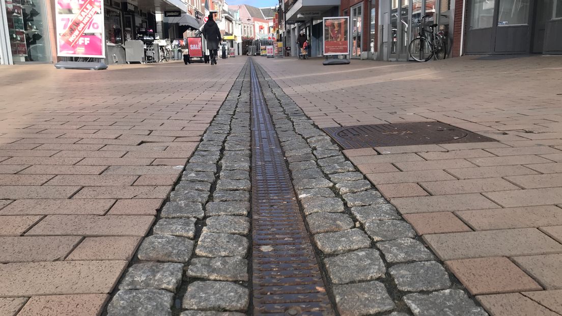 De straatstenen in de Oudestraat met de goot in het midden zijn een bron van ergernis (Rechten: Margriet Benak / RTV Drenthe)