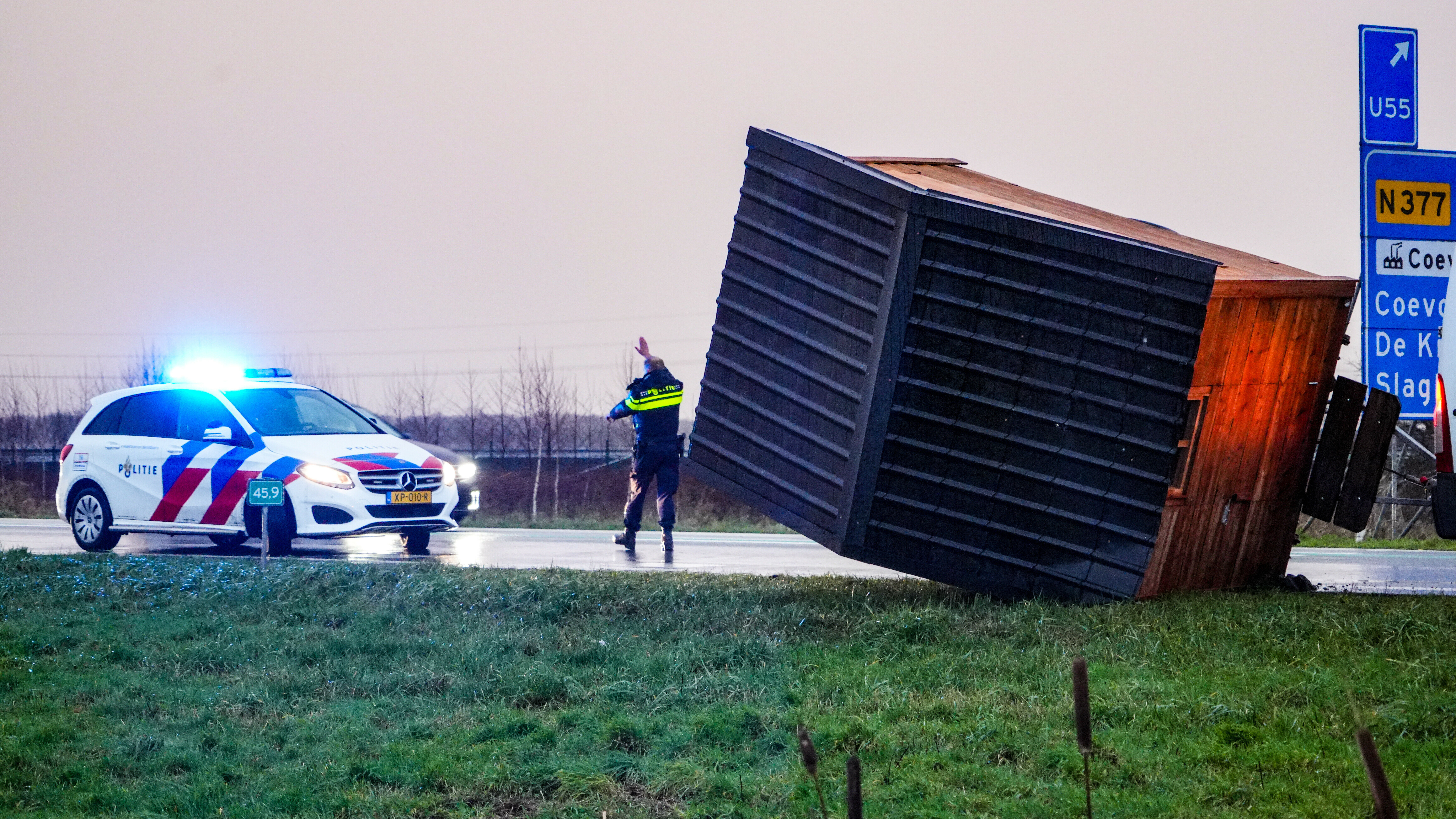 Houten Schuur Op Aanhanger Waait De Berm In Op N34 - RTV Drenthe