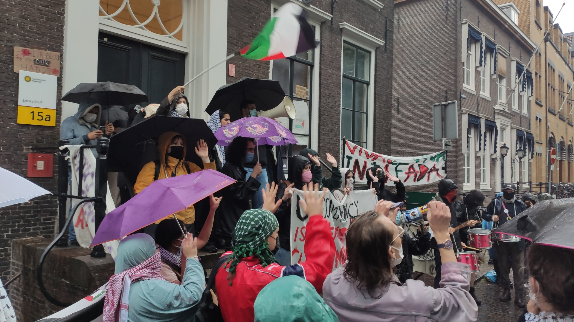 Universiteit schort colleges op en stelt ultimatum, demonstranten willen niet onderhandelen