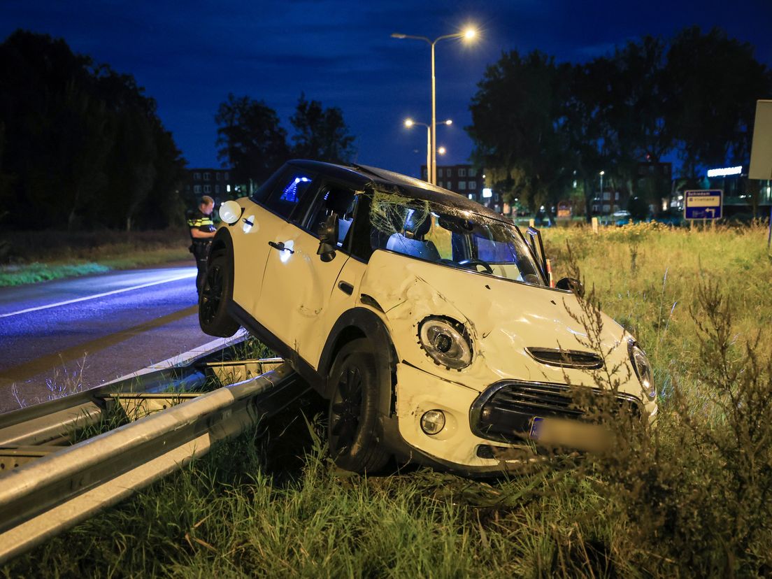 De auto heeft behoorlijke schade.