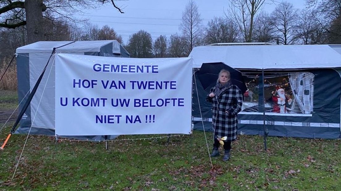 Martha Wolters voor haar caravan in villawijk in Goor