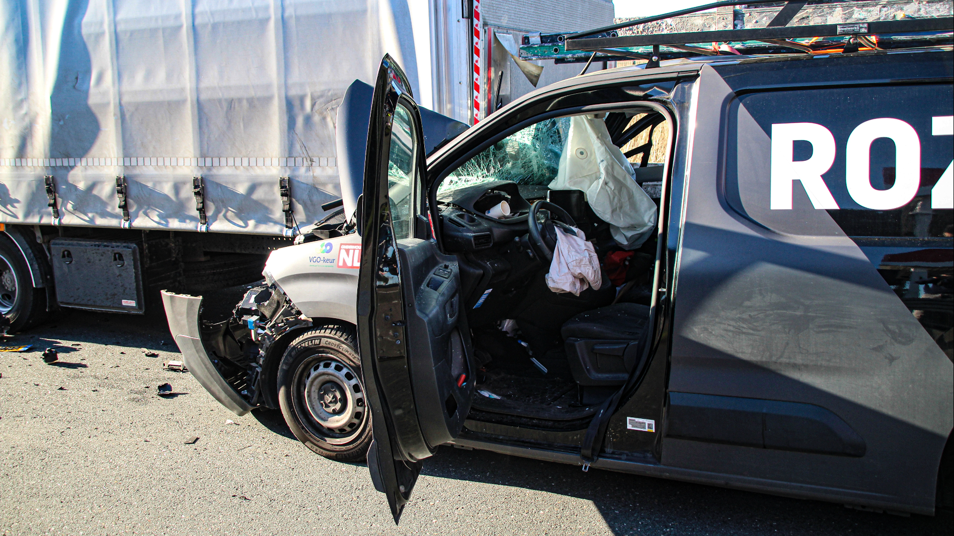 De bestuurder van het busje raakte, wonder boven wonder, niet ernstig gewond.