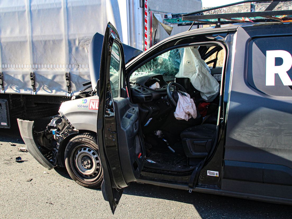 De bestuurder van het busje raakte, wonder boven wonder, niet ernstig gewond.