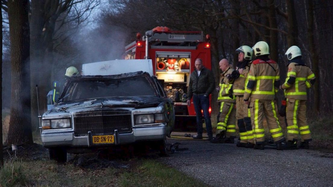 Brandweerlieden kwamen te laat om de auto nog te redden en zien de resten van het voertuig