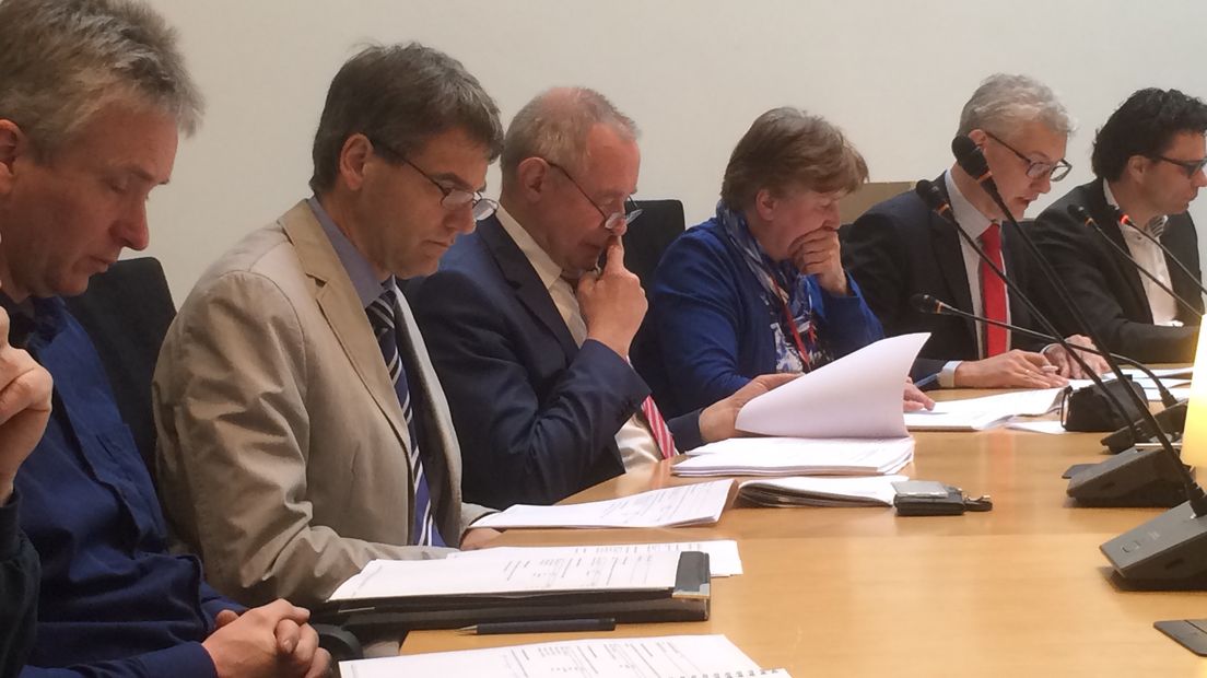 Voorzitter Marco Out (tweede van rechts) van het Centraal Stembureau Drenthe maakt de officiële uitslag bekend