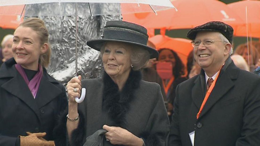 Prinses Beatrix poseert voor standbeeld 'Grote George' (Still uit video)