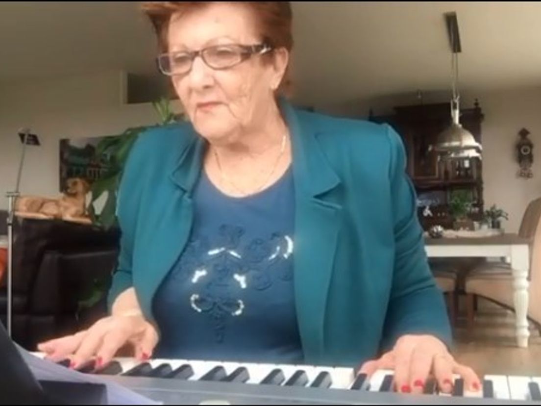 Joke Meijer (70) uit Vlaardingen speelt orgelmuziek op haar keyboard