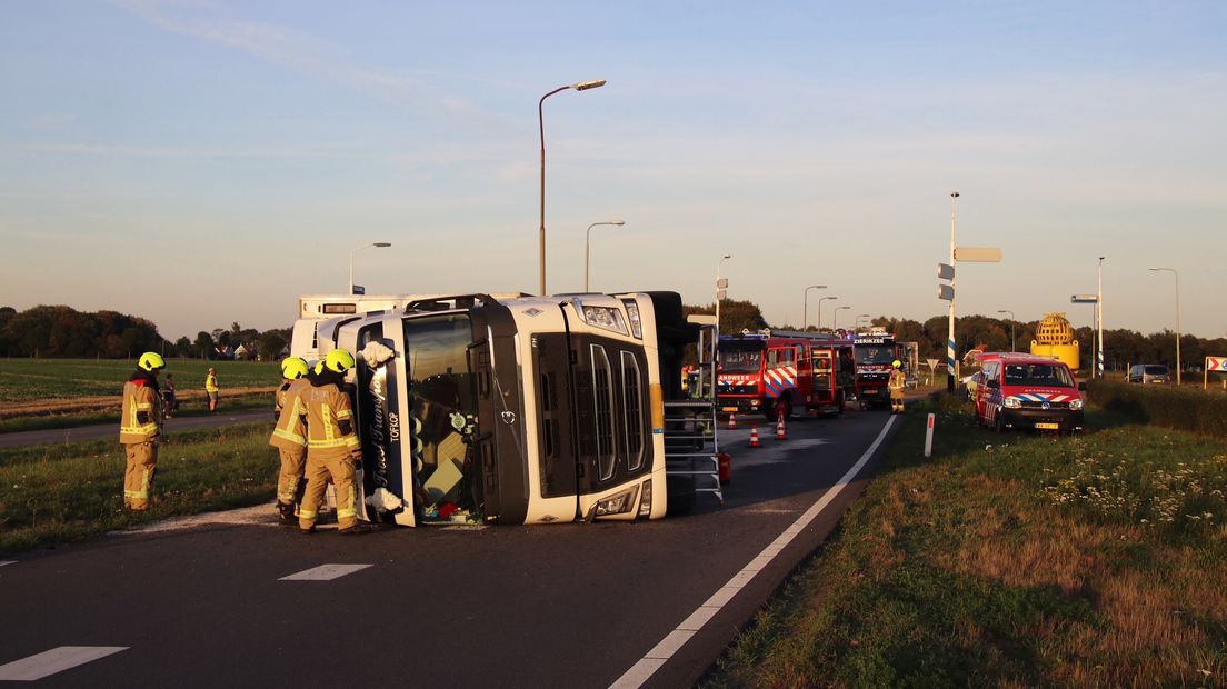 Vrachtwagen belandt op zijn kant op de N59 bij Bruinisse