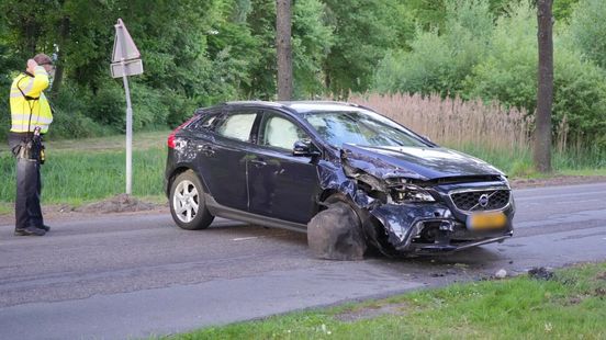 Automobilist raakt gewond in Gieten na botsing met betonblok. Automobilist raakt gewond in Gieten na botsing met betonblok.