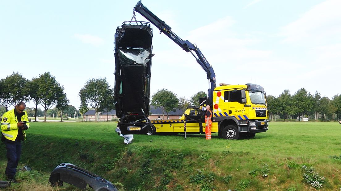 De auto wordt afgesleept