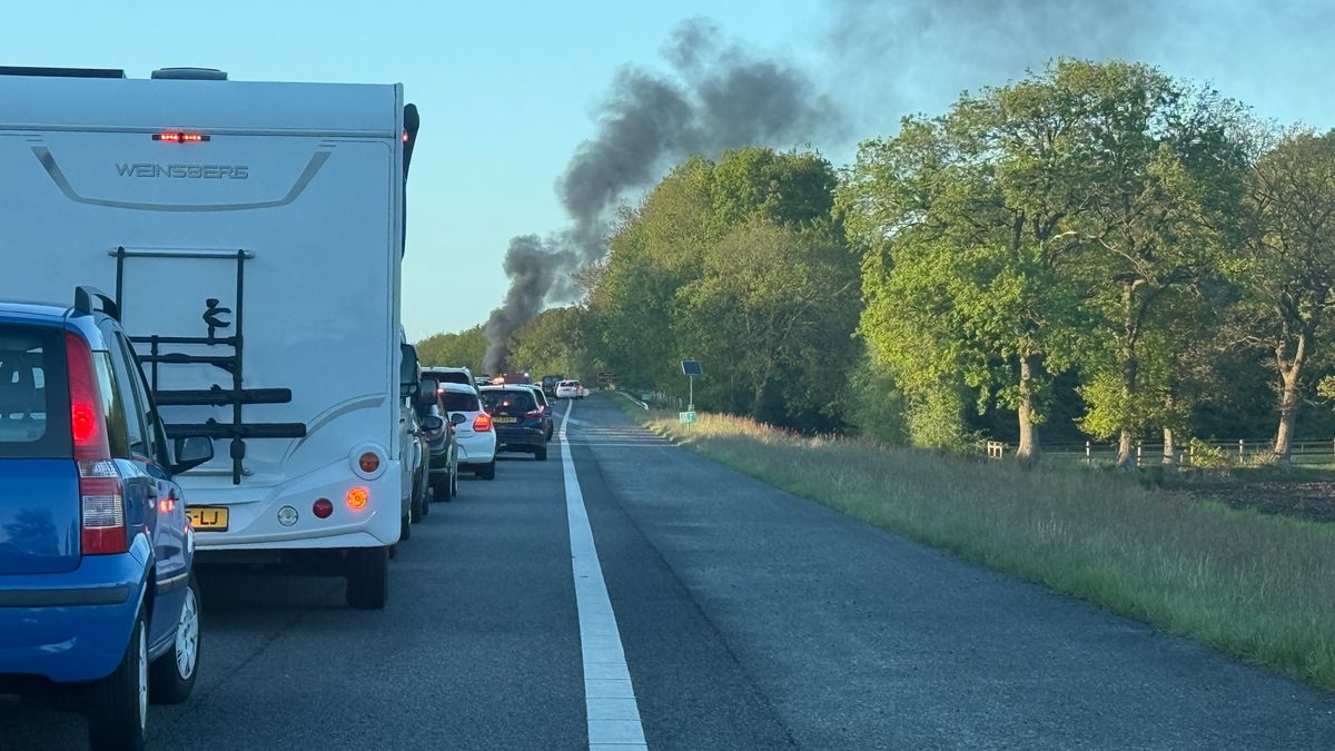 Auto in brand op A28 bij Tynaarlo, snelweg dicht richting Groningen