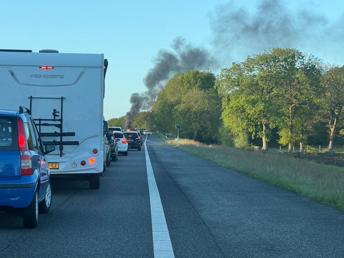 Auto uitgebrand op A28 bij Tynaarlo, snelweg was dicht