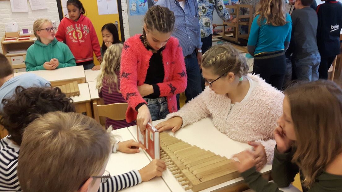 Hoe breng je kinderen iets bij over een orgel terwijl er geen muziekles meer wordt gegeven op school? In Doesburg hebben ze er iets op bedacht. Leerlingen van de Anne Frank Montessorischool zetten daar deze maandag een orgel in elkaar.