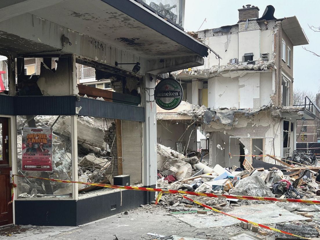 Ravage rond de portiekflat aan de Haagse Tarwekamp na een grote explosie eind vorig jaar.