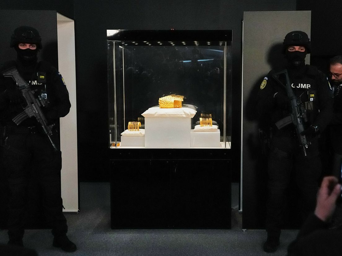 Gouden helm onder zware beveiliging weer thuis in Roemenië