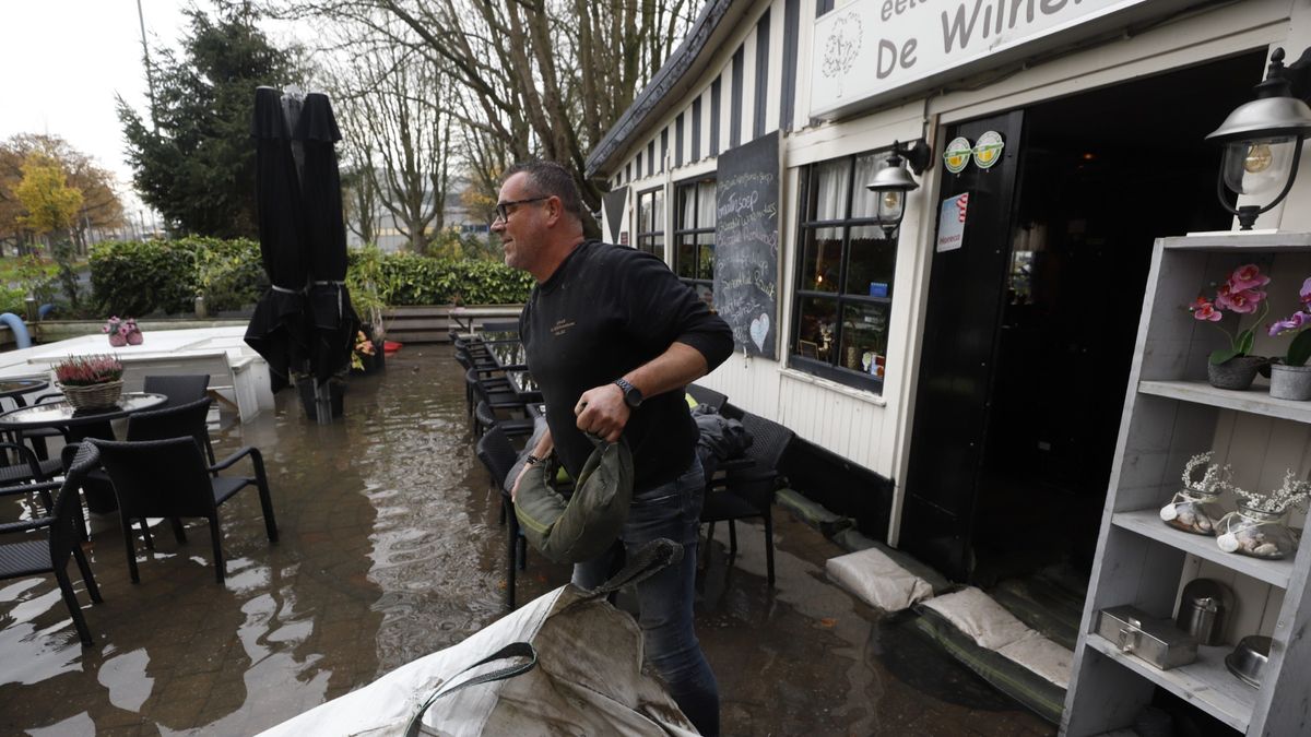 Grote leidingbreuk zet straat en terras helemaal blank: 'Het leek wel een fontein'