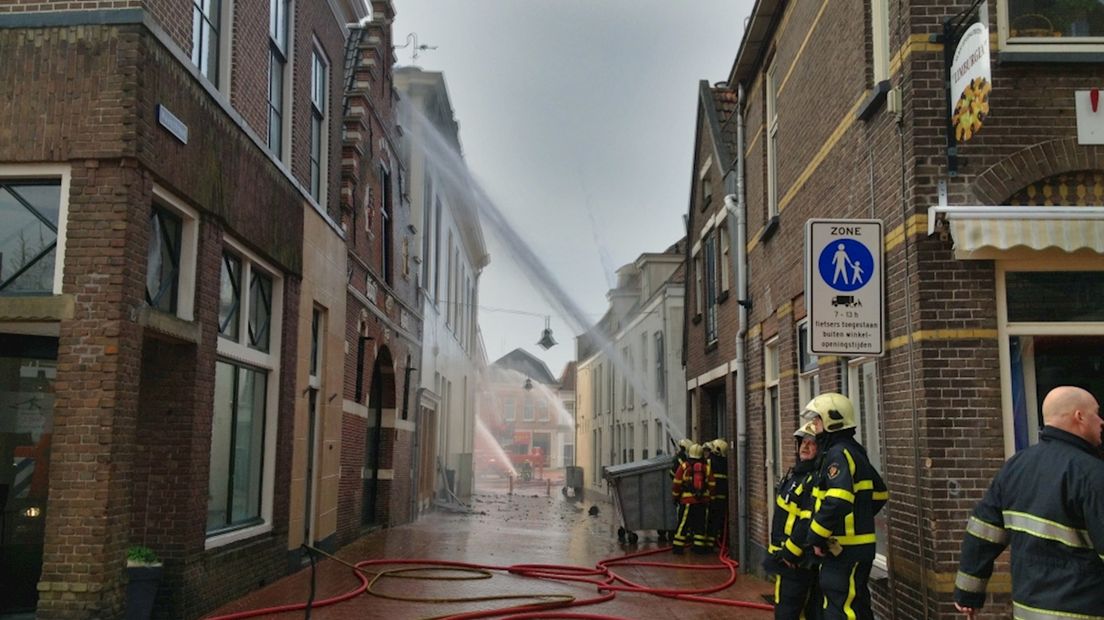 brandweermensen in actie bij de Rechter in Steenwijk