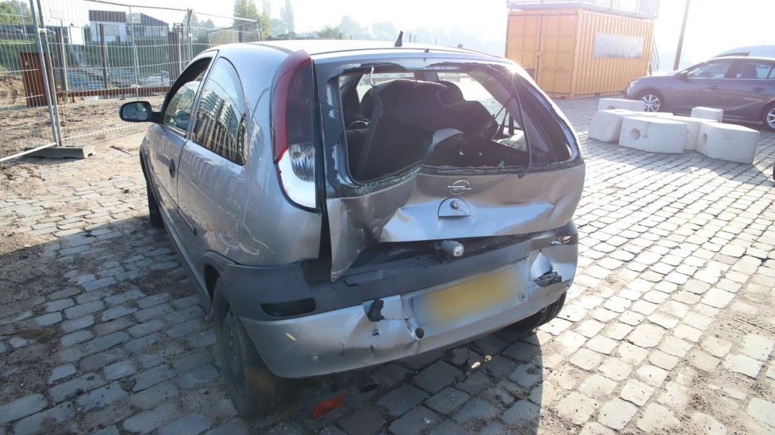 De beschadigde auto van de vrouw