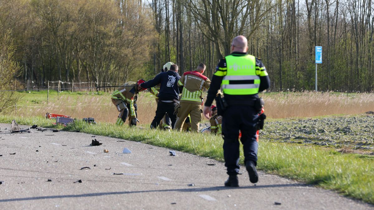 Botsing tussen twee auto's bij Kimswerd | Verjongingskuur voor asfalt in Leeuwarden