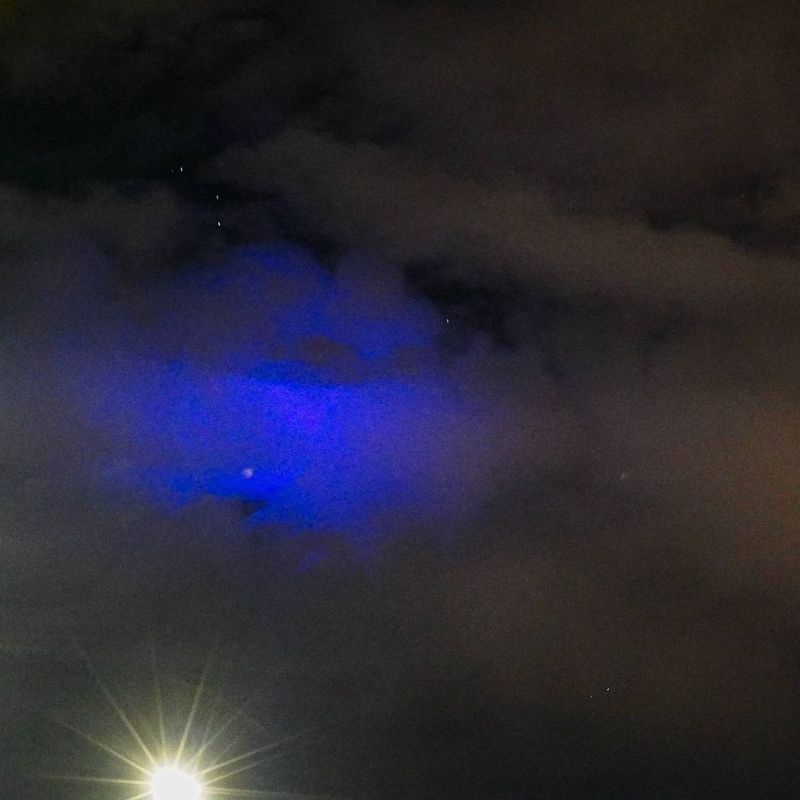 Wat is dat mysterieuze blauwe licht boven Apeldoorn?