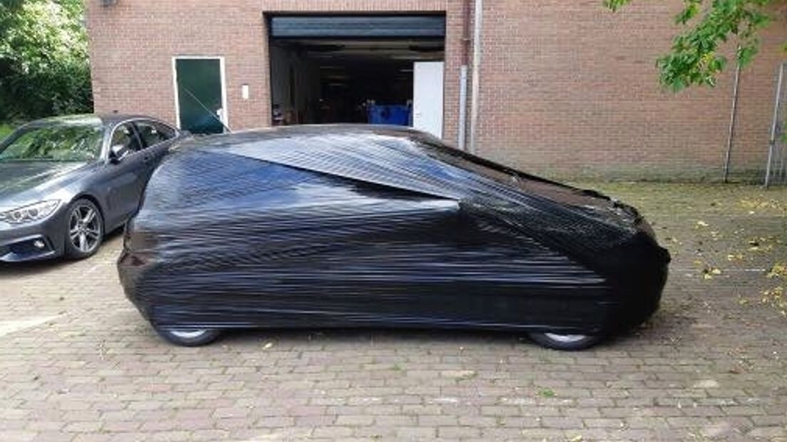 Auto van illegale langparkeerder bij winkel Middelburg ingepakt in plastic