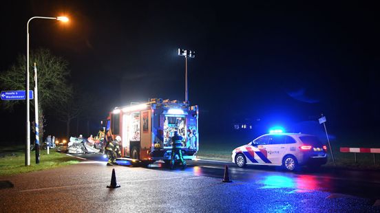 Zwaar ongeval net over Drents-Friese grens, twee inzittenden overleden. Zwaar ongeval net over Drents-Friese grens, twee inzittenden overleden.
