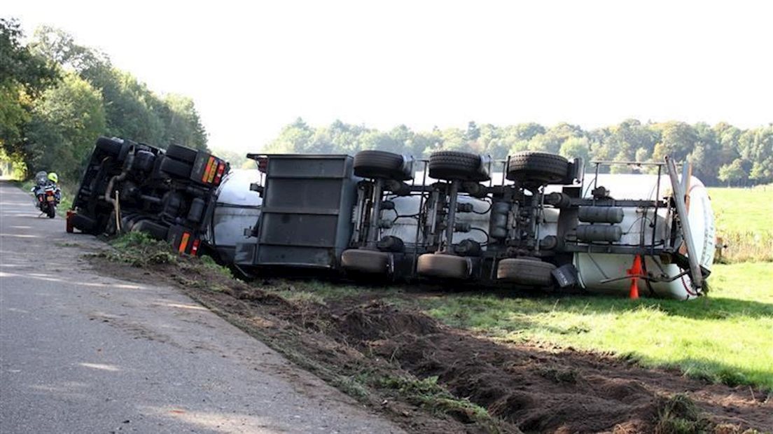 Vrachtwagen met LPG gekanteld in Enschede