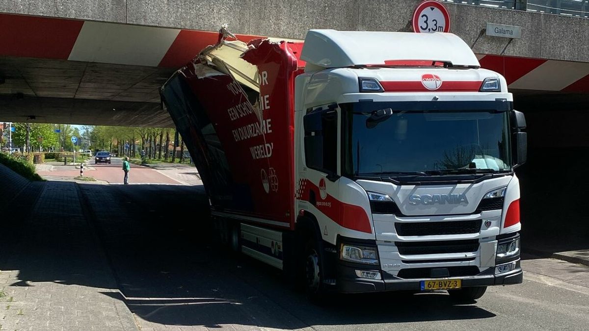 Vrachtwagen Omrin vast onder viaduct Akkrum | Vrouw (39) overleden bij steekpartij Sneek