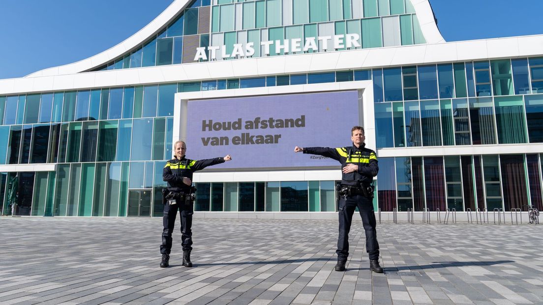 Ook de politie houdt afstand (Rechten: RTV Drenthe/Fred van Os)