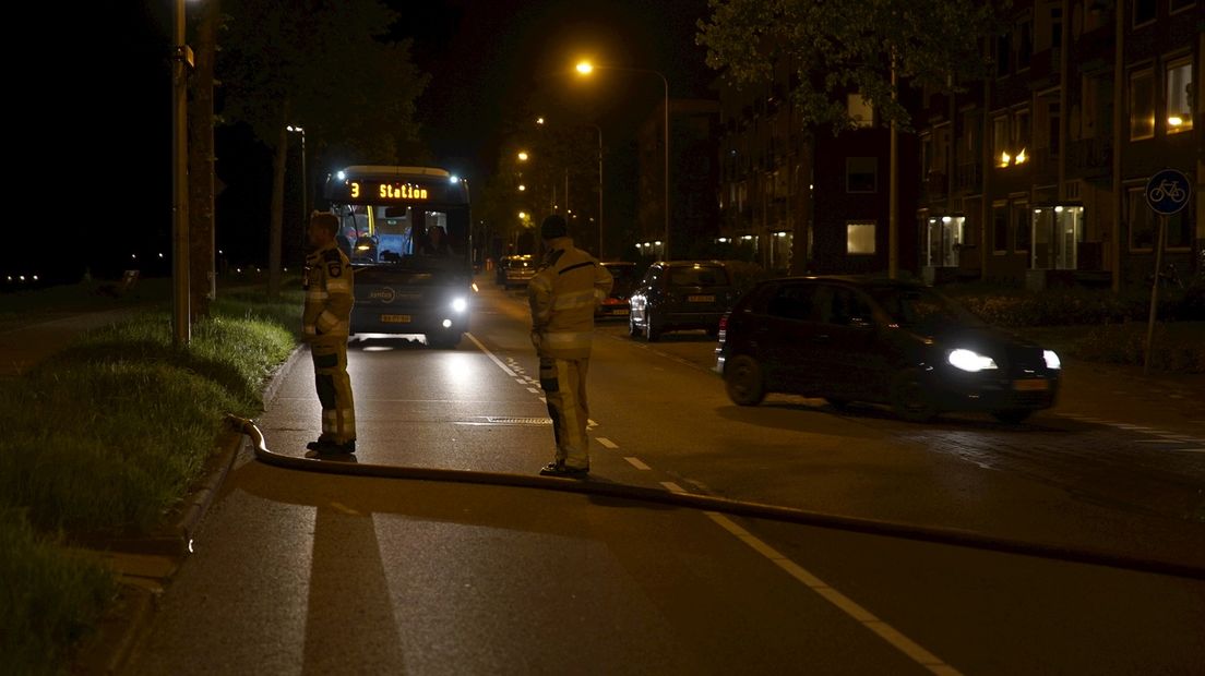Brand in Deventer, weg afgesloten voor verkeer