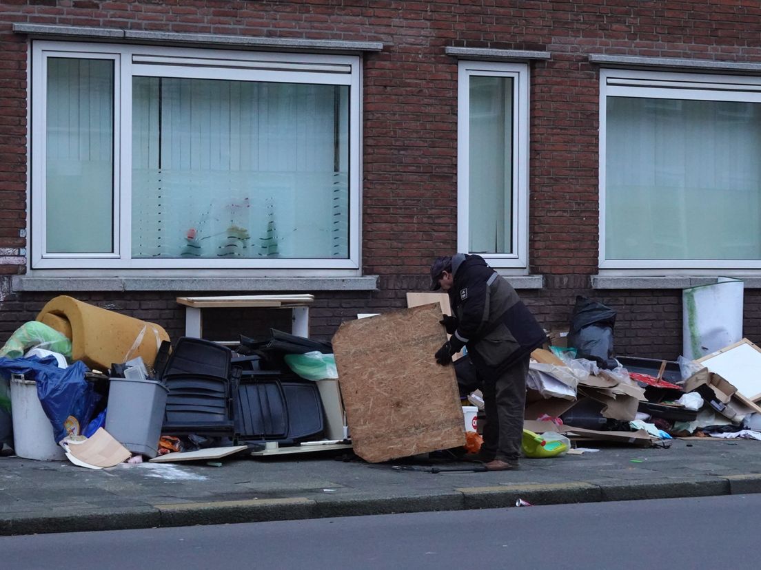 In Carnisse is het door hoge huren een komen en gaan van bewoners en daardoor vaak huisraad op straat