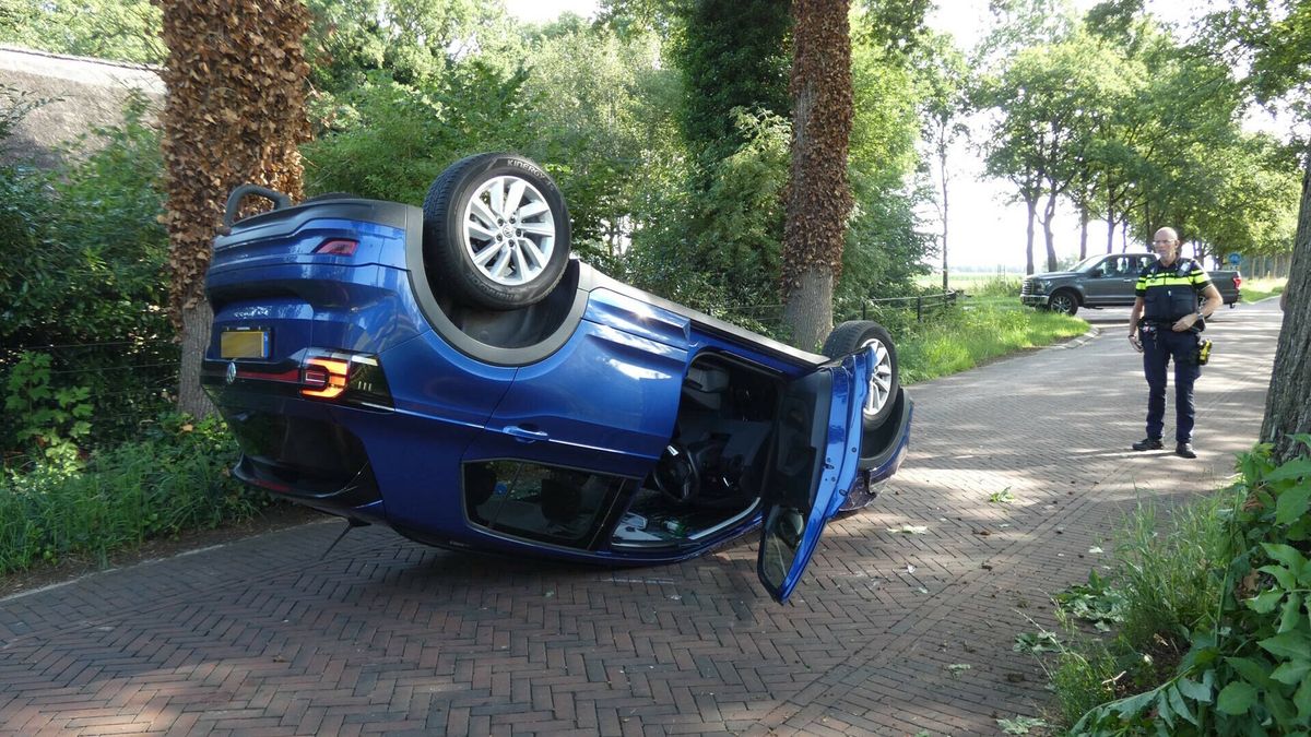 Auto komt ondersteboven op de weg terecht bij Dwingeloo