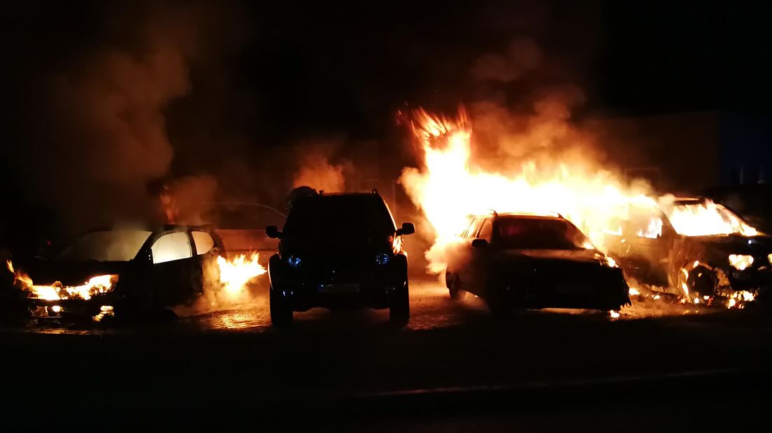 De brand was op een parkeerplaats in Hoogeveen (Rechten: Persbureau Meter)